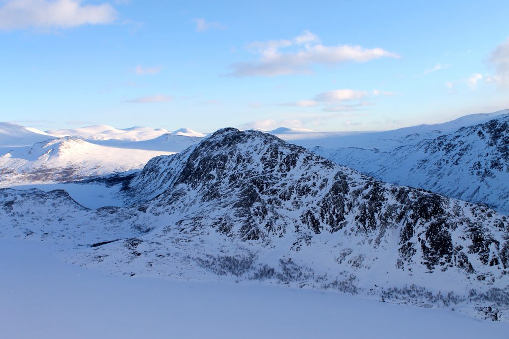 Knutshøe ved Gjende i Jotunheimen sett fra Besseggen.