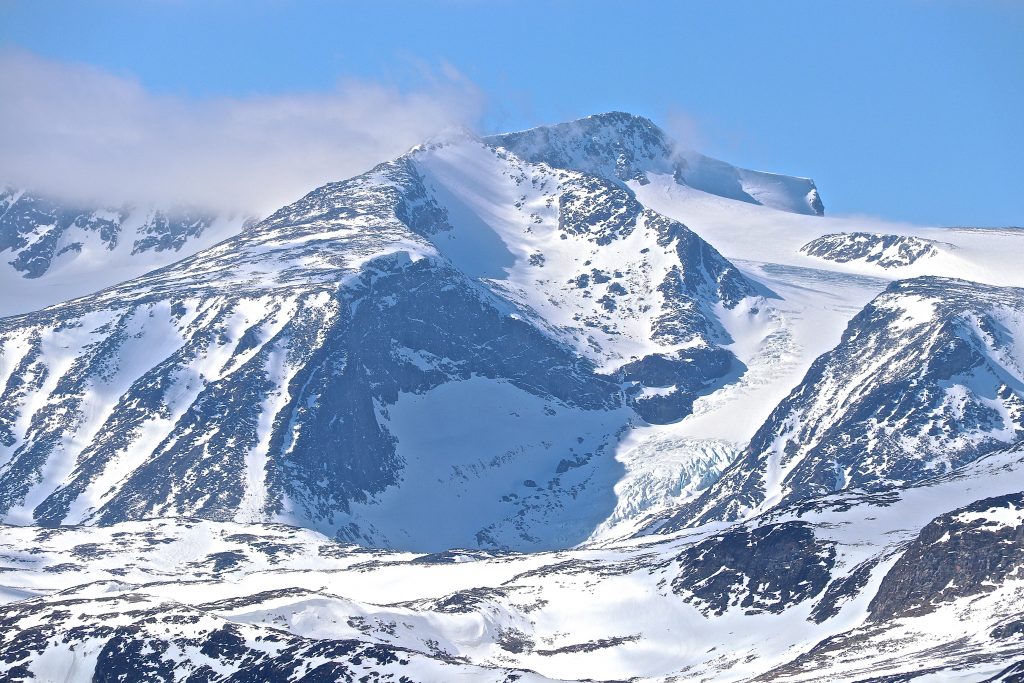 Jotunheimens massive Surtningssue (2.368 moh), her sett fra Knutshøe.