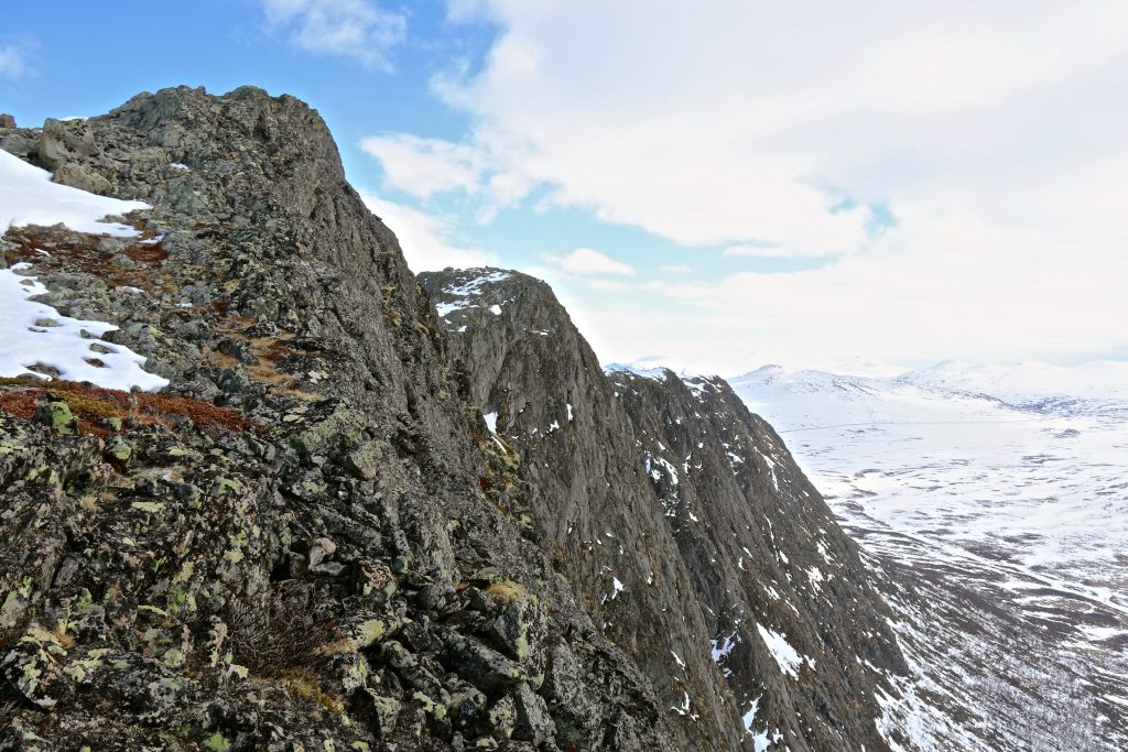 Knutshøe har stupbratte fjellsider, særlig ned mot Leirungdalen.