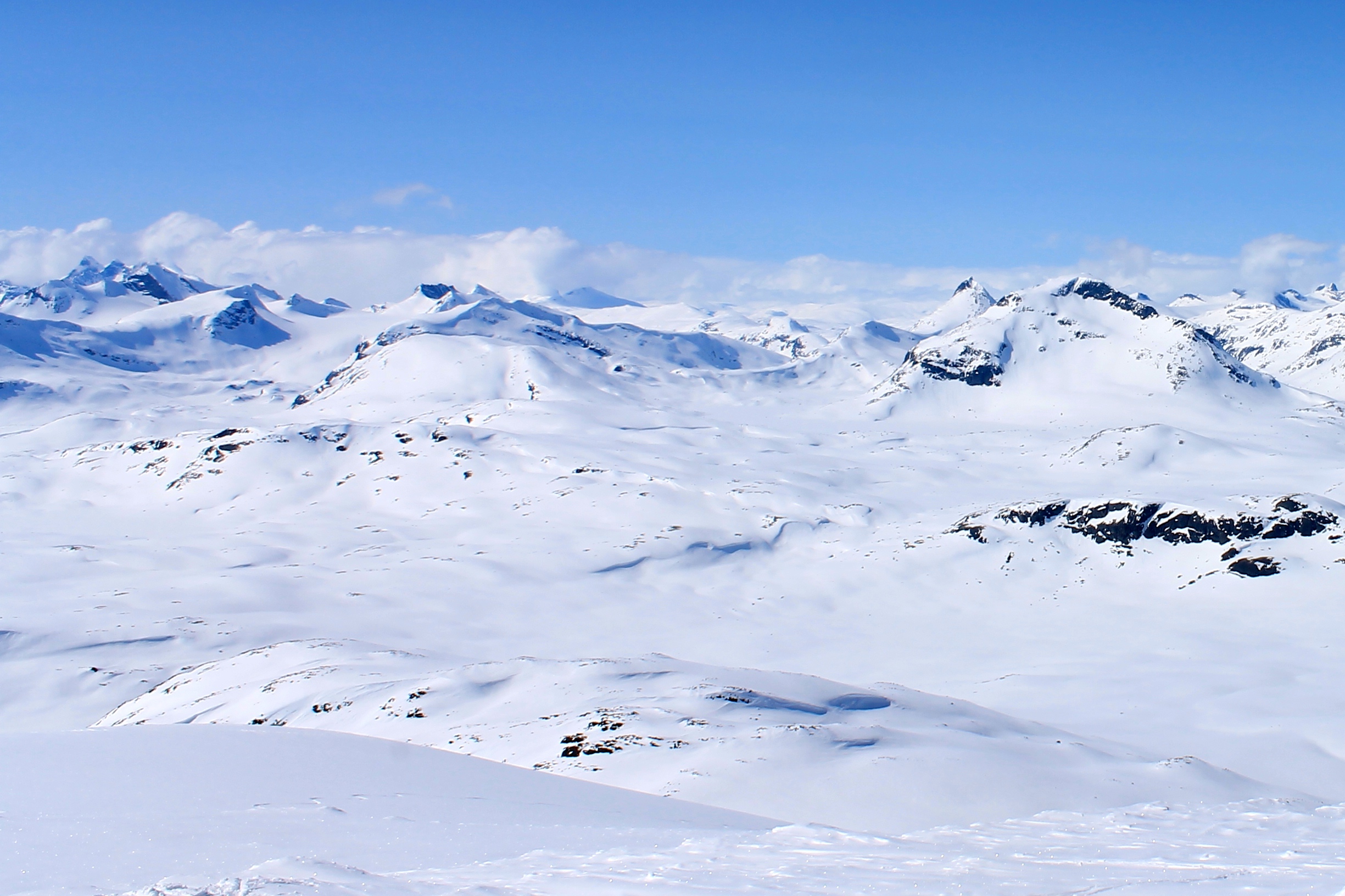 Vinterløypen fra Eidsbugarden til Olavsbu går gjennom dette flotte landskapet og inn bak Snøholstinden og Mjølkedalstinden til høyre.