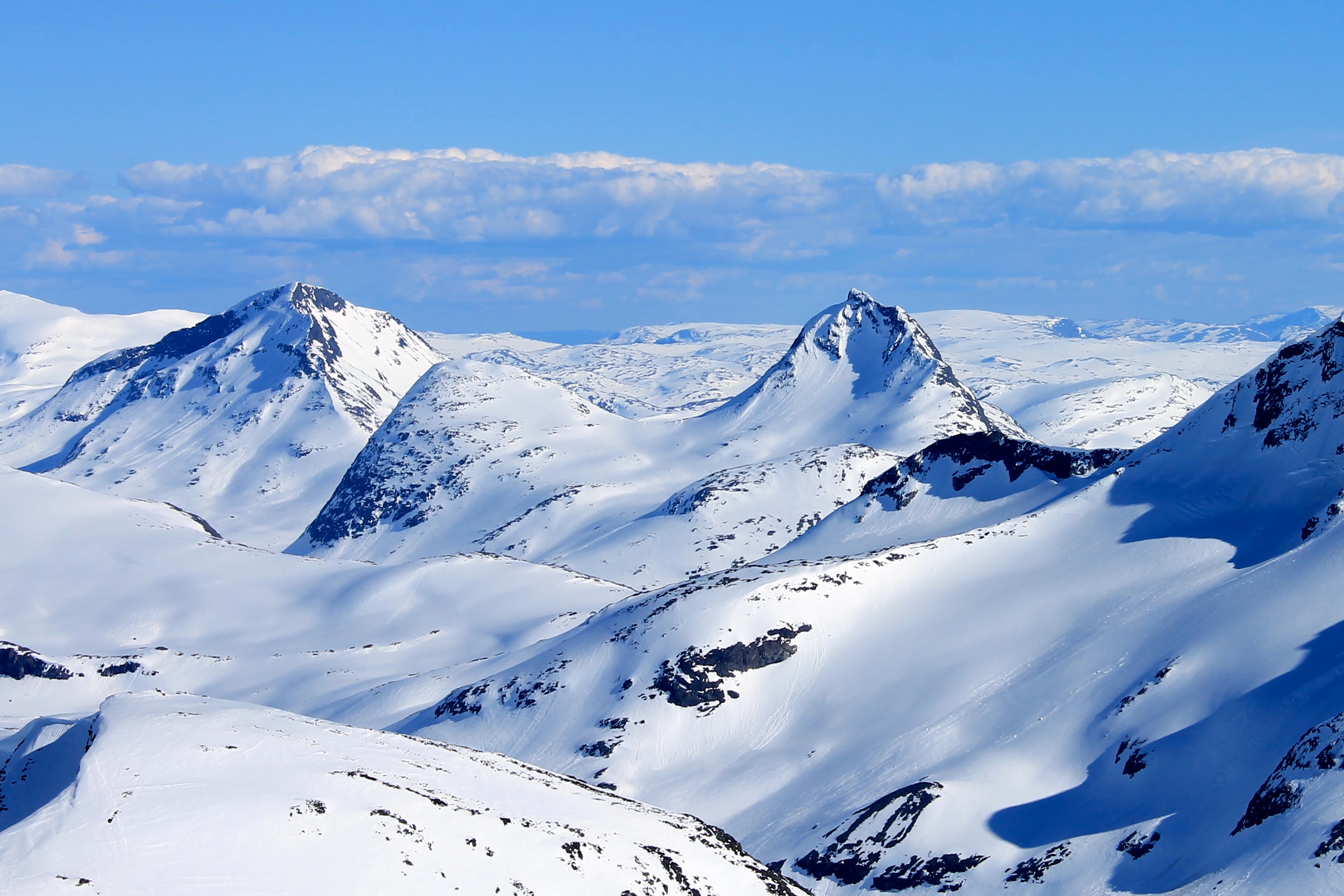 Snøholstinden og Mjølkedalstinden er topper ved Olavsbu.