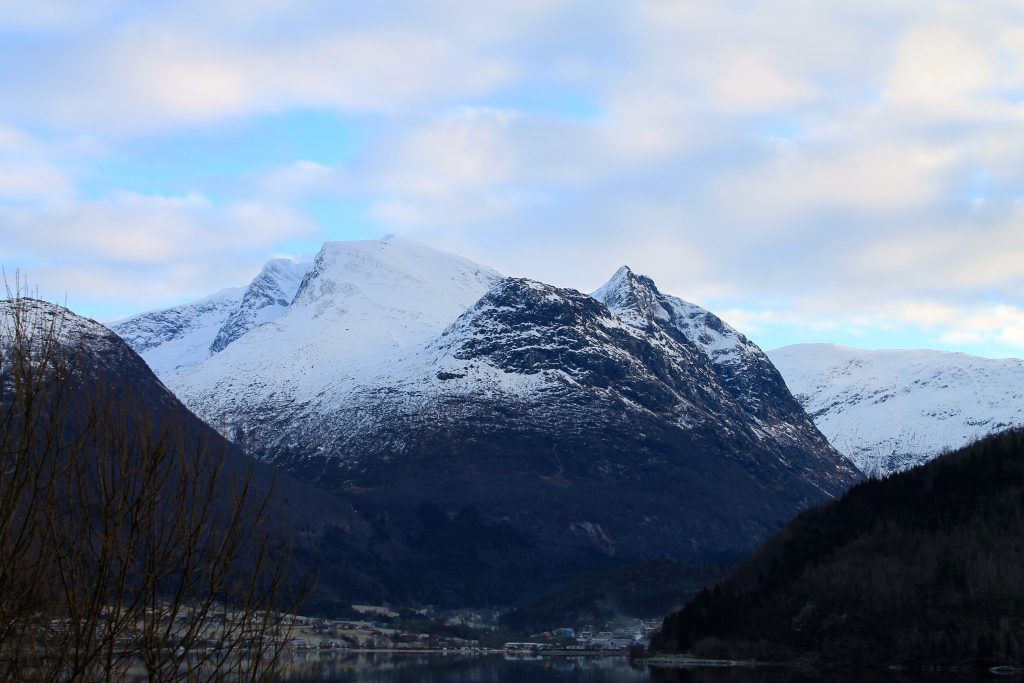 Skåla sett fra fjorden.
