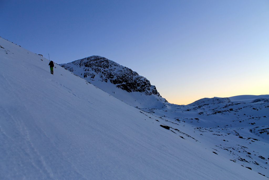 Bratte motbakker i det solen går ned