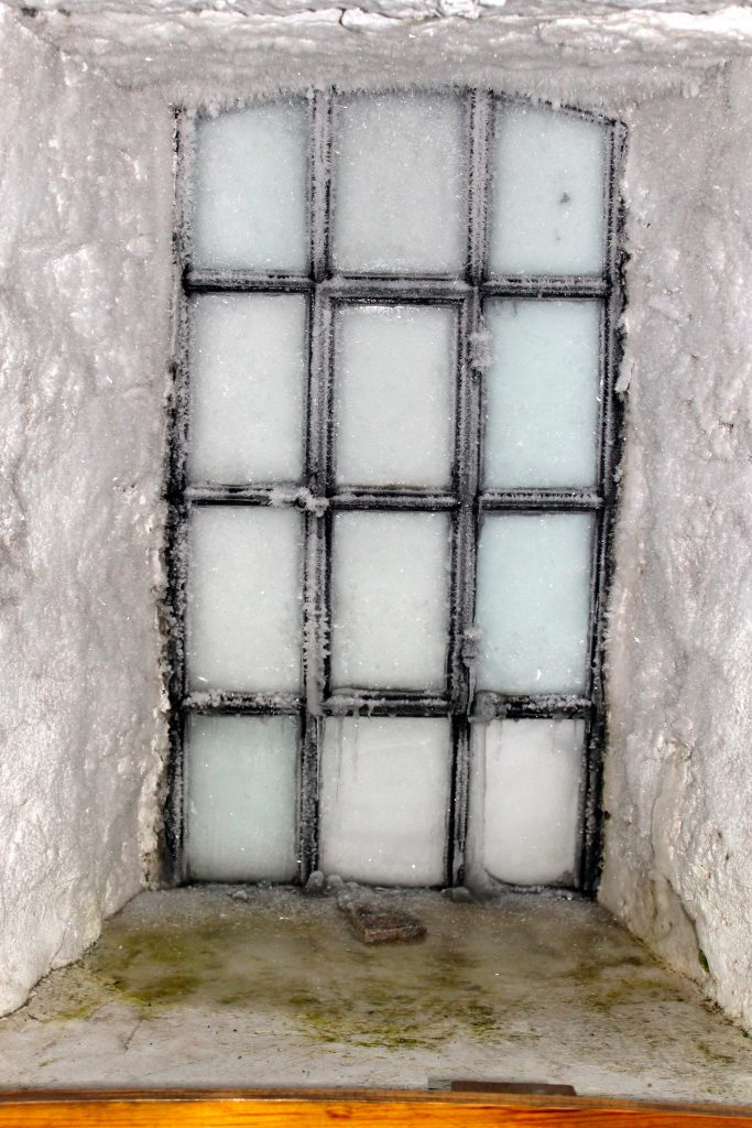 Det er -40 grader og isen står inn vinduet i Skålatårnet.