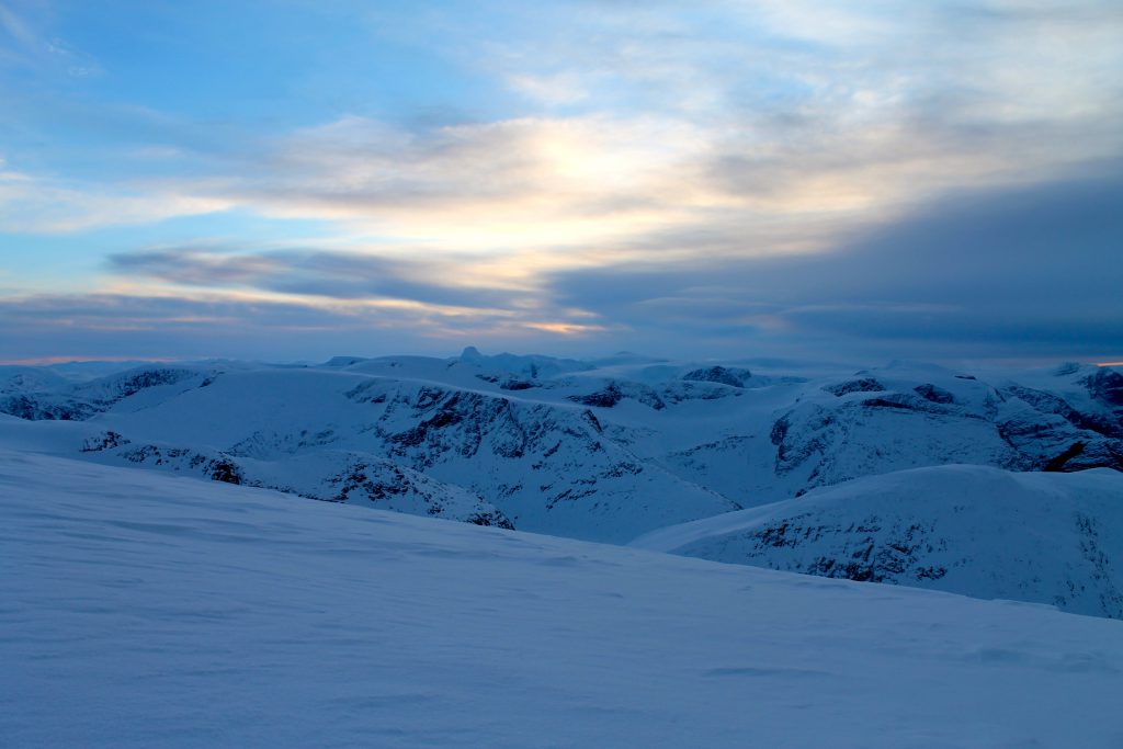 Utsikt mot Jostedalsbreen og Lodalskåpa.