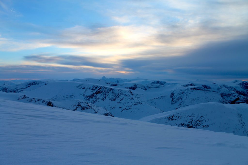 Utsikt mot Jostedalsbreen og Lodalskåpa.