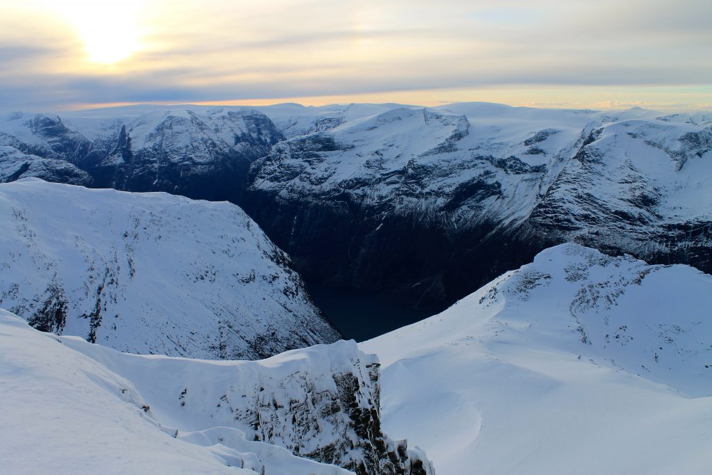 Utsikt fra Slåla mot de stupbratte fjellsidene ned mot Lovatnet og Ramnefjellet, kjent for sine katastrofale ras.