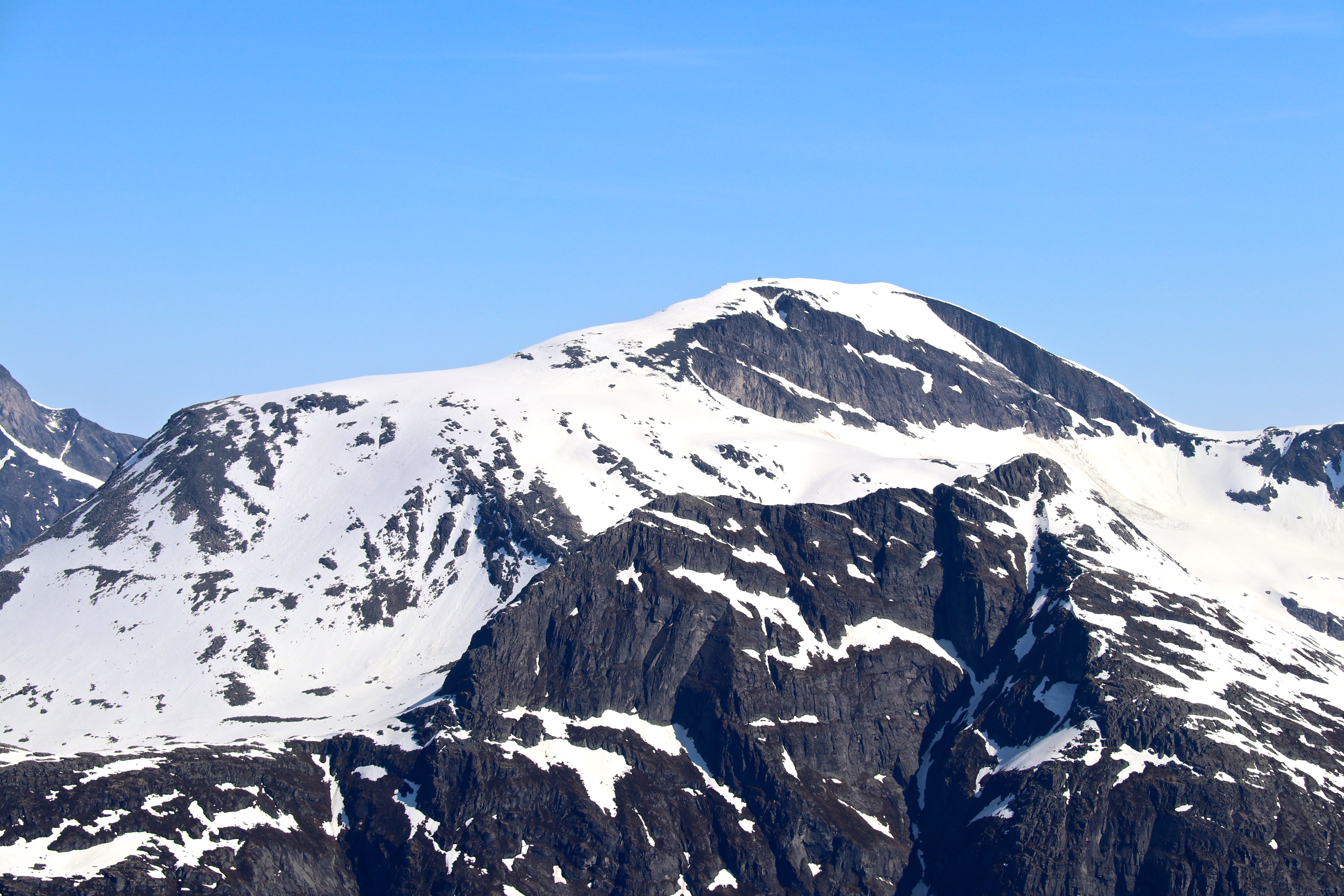 Skålatårnet og Skålabu er spektakulære hytter bygget på toppen av Skåla 1.843 moh.