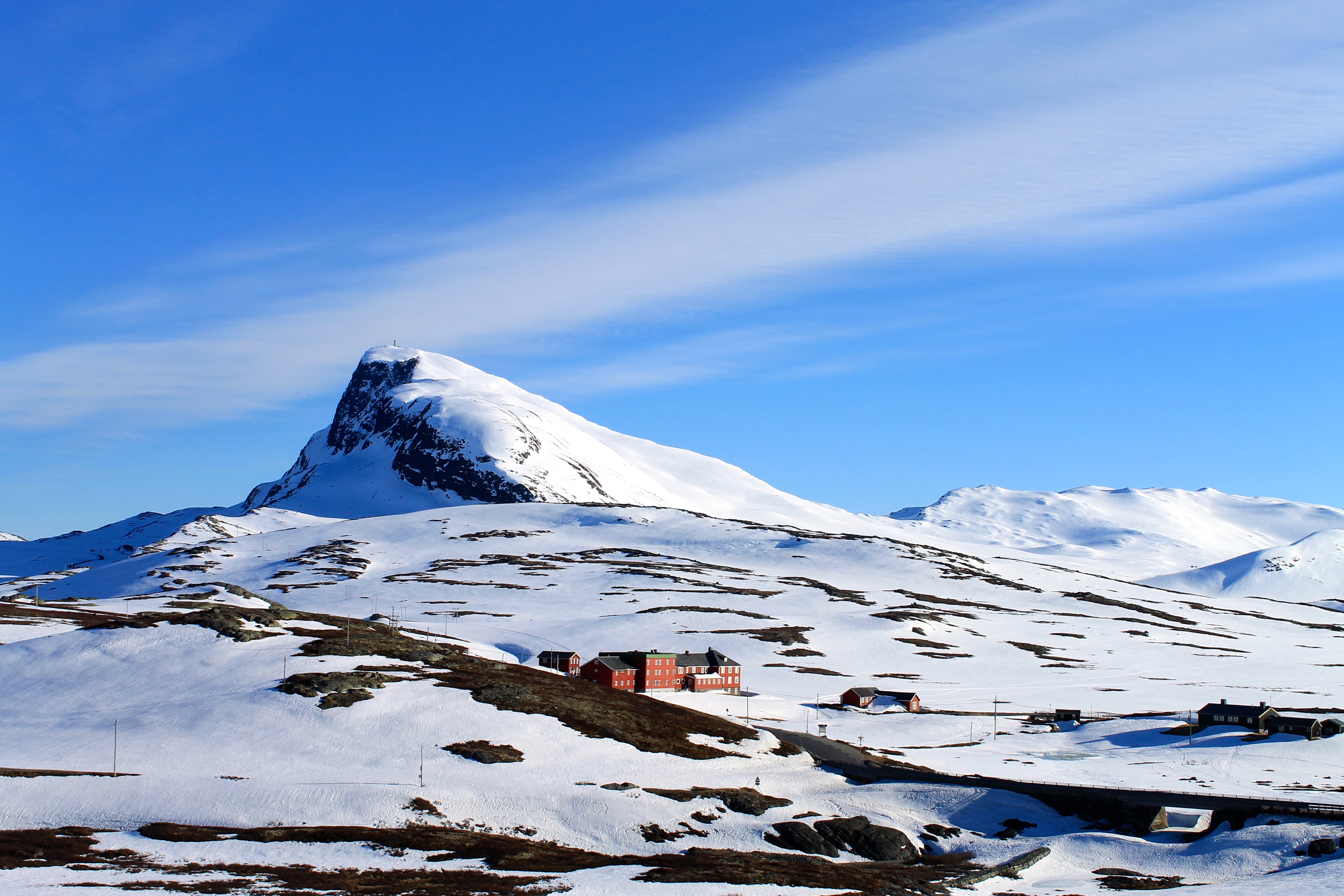 Bygdin Fjellhotell med Bitihorn i bakgrunnen.