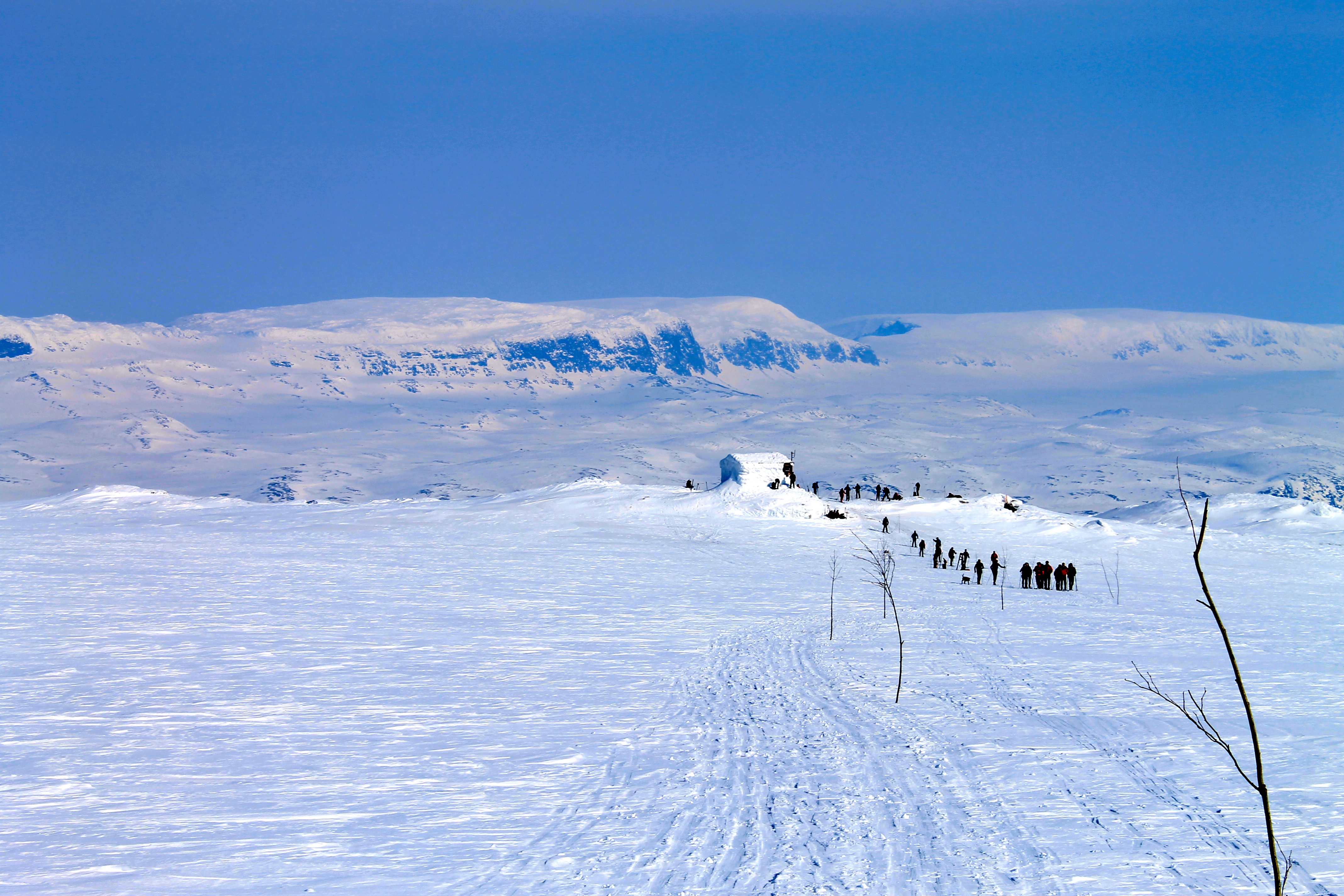 Jøkulhytta ovenfor blåisen på Hardangerjøkulen med utsikt mot Hallingskarvet.