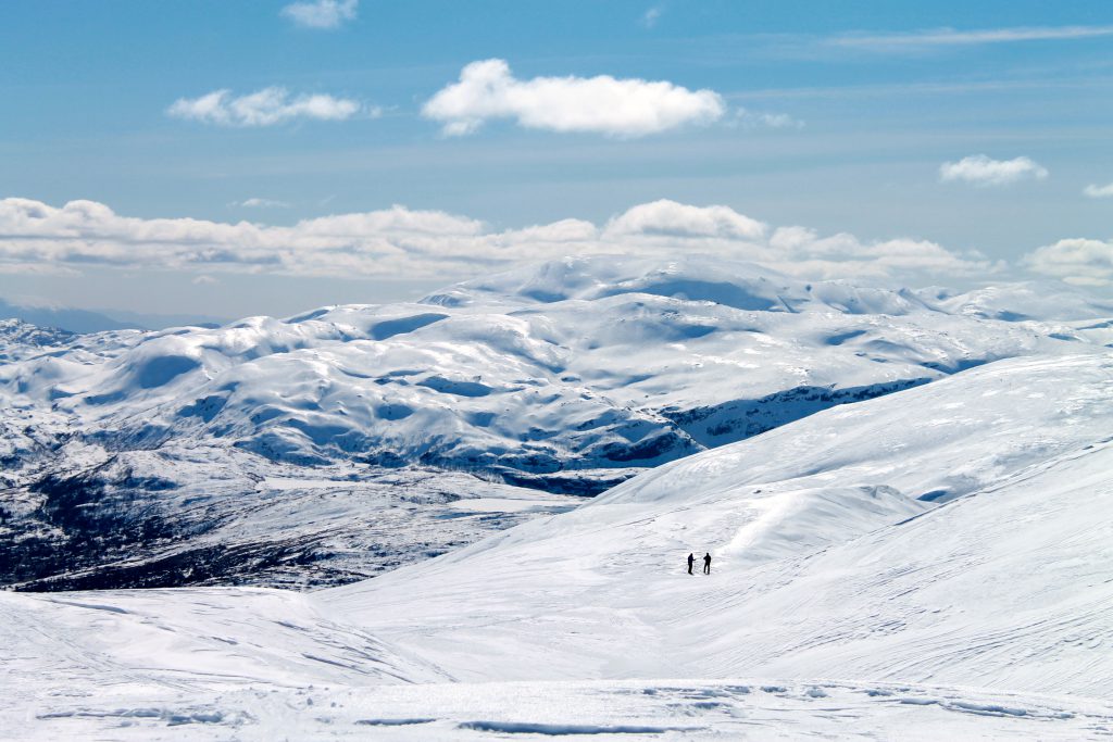 På ski ned Iendefjellet med utsikt mot Tveitakvitingen.