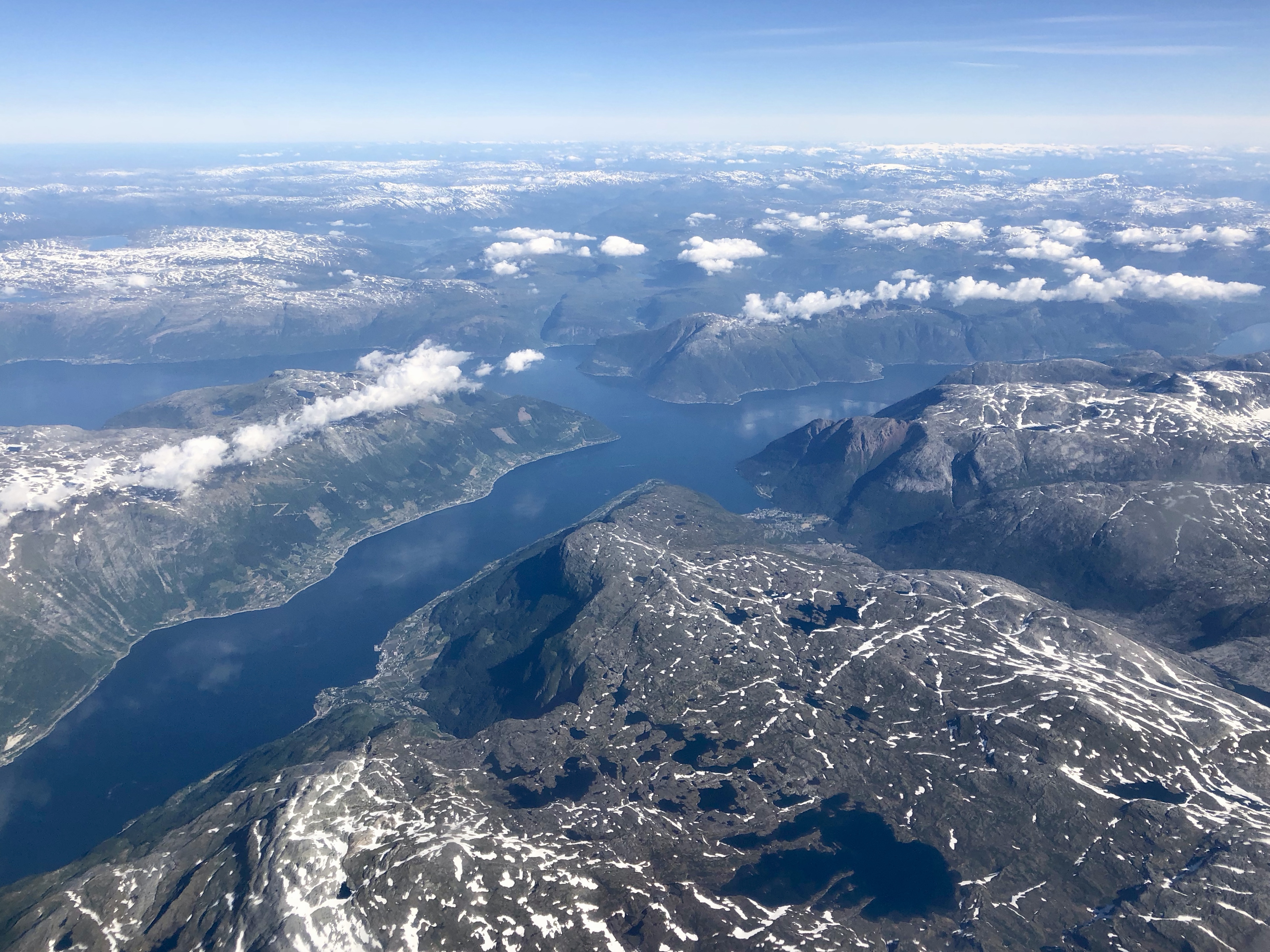 Fjordene i Hardanger møtes rundt Oksen (midt i bildet)