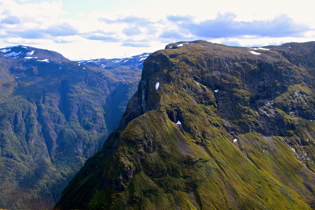 Bakkanosi (1.398 moh) sett fra Rimstigfjellet (1.299 moh).