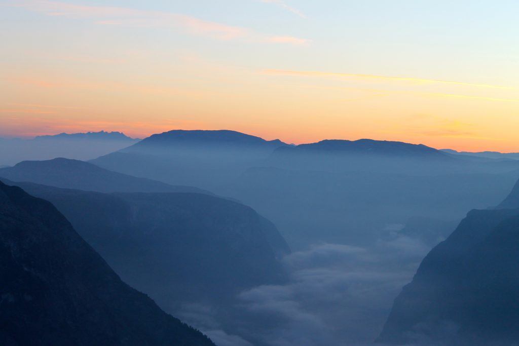 Morgenskumring over Nærøyfjorden er et fantastisk skue fra Bakkanosi.