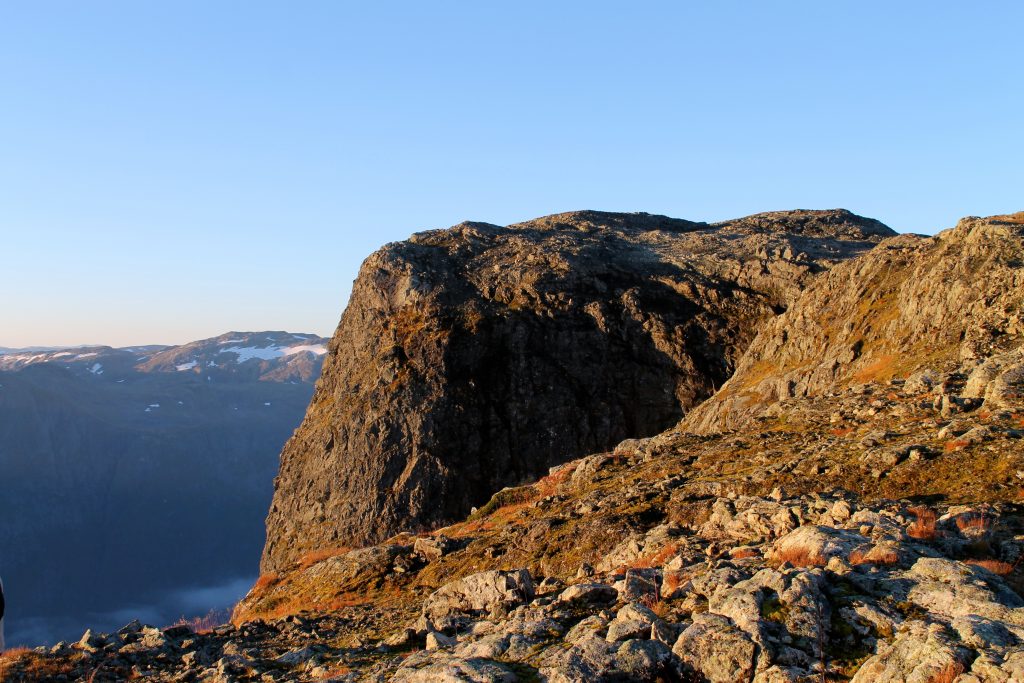 Fra Bakkanosi er det stupbratt ned i Nærøyfjorden.