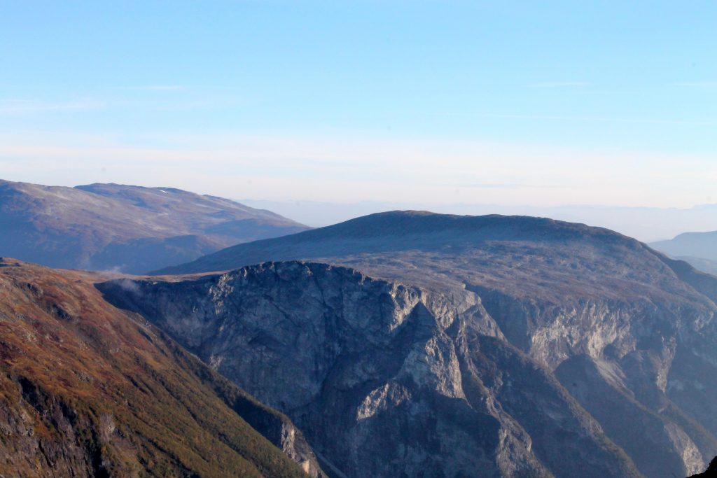 Breiskrednosi (1.189 moh) er et flott utsiktspunkt over Nærøyfjorden, her sett fra Bakkanosi.