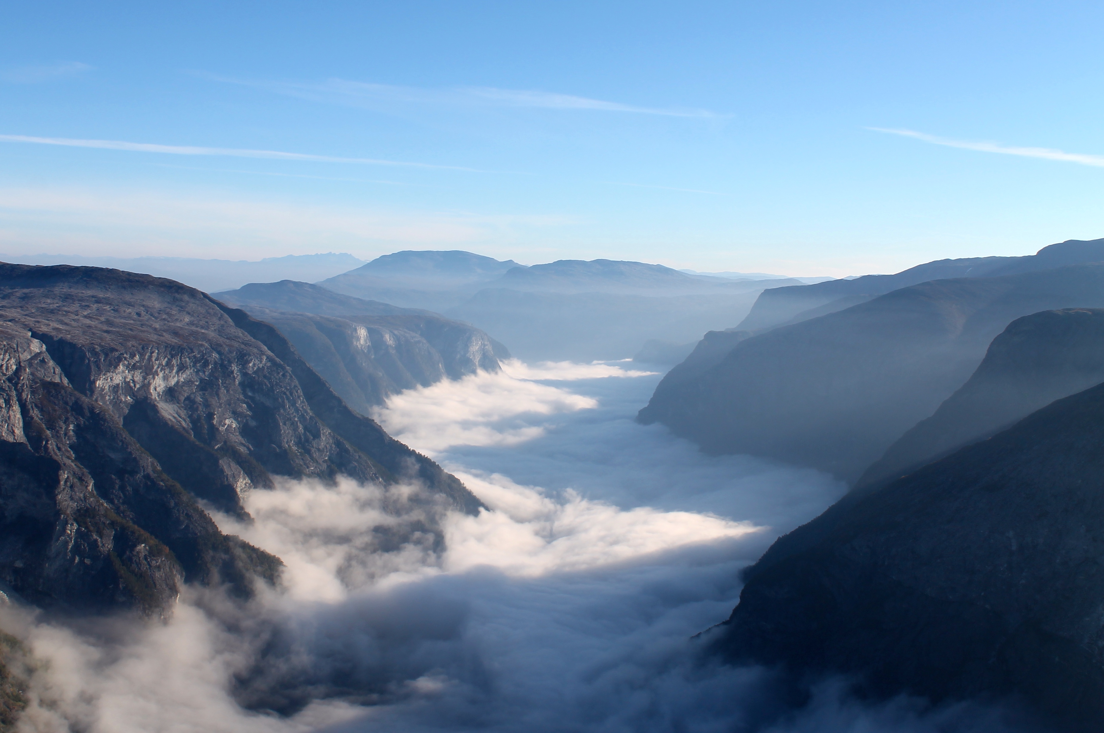 Tåketeppe ligger over Nærøyfjorden. Her sett fra Bakkanosi (1.398 moh).