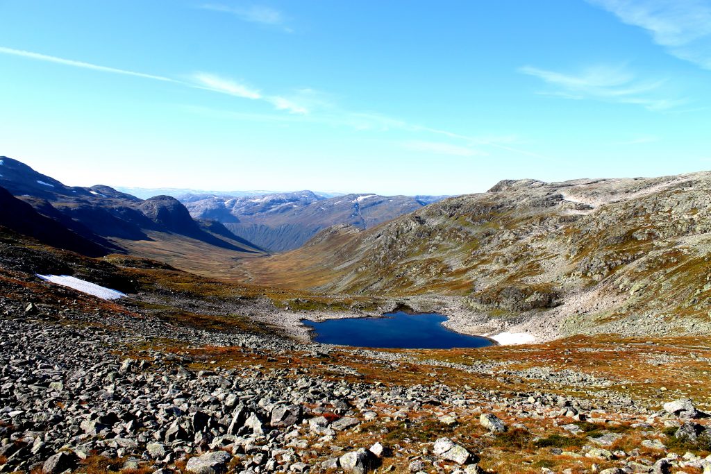 Slettedalstjørni og Slettedalen. Dette er dalføret vi går gjennom på vei til Bakkanosi.