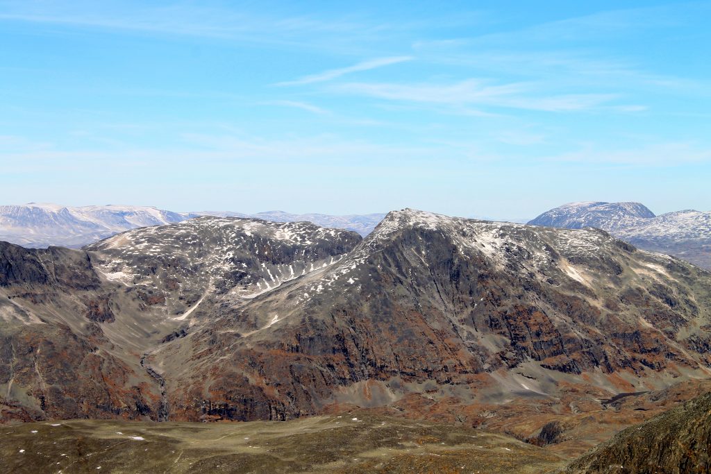 Fannaråken og Steindalsnosi sett fra Dyrhaugstindane.