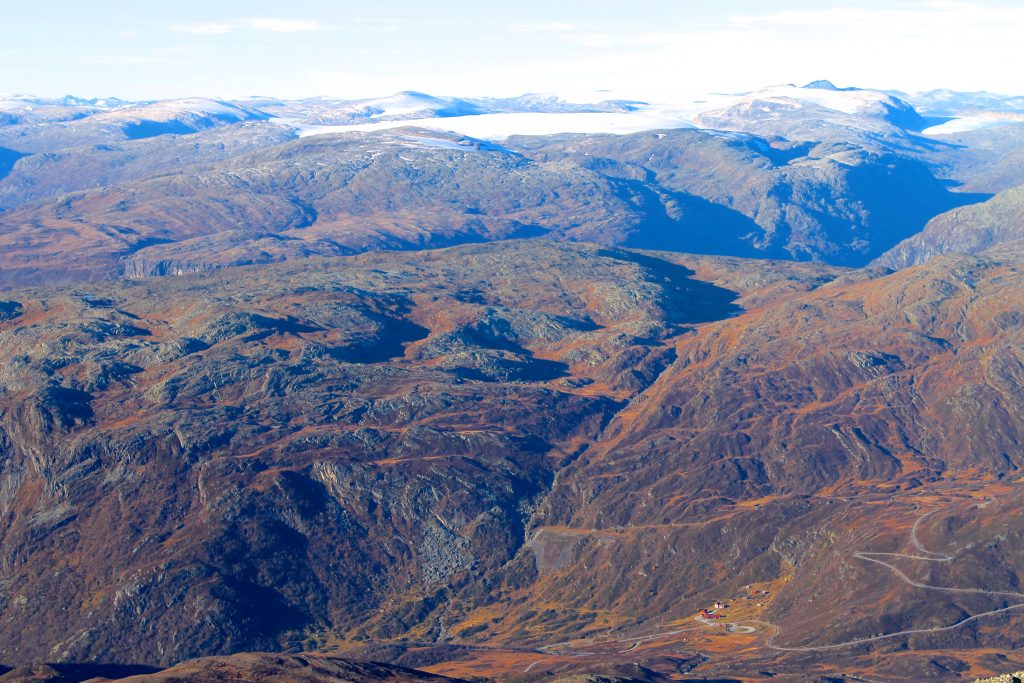 Turtagrø sett fra Dyrhaugsryggen. Breheimen i bakgrunnen.