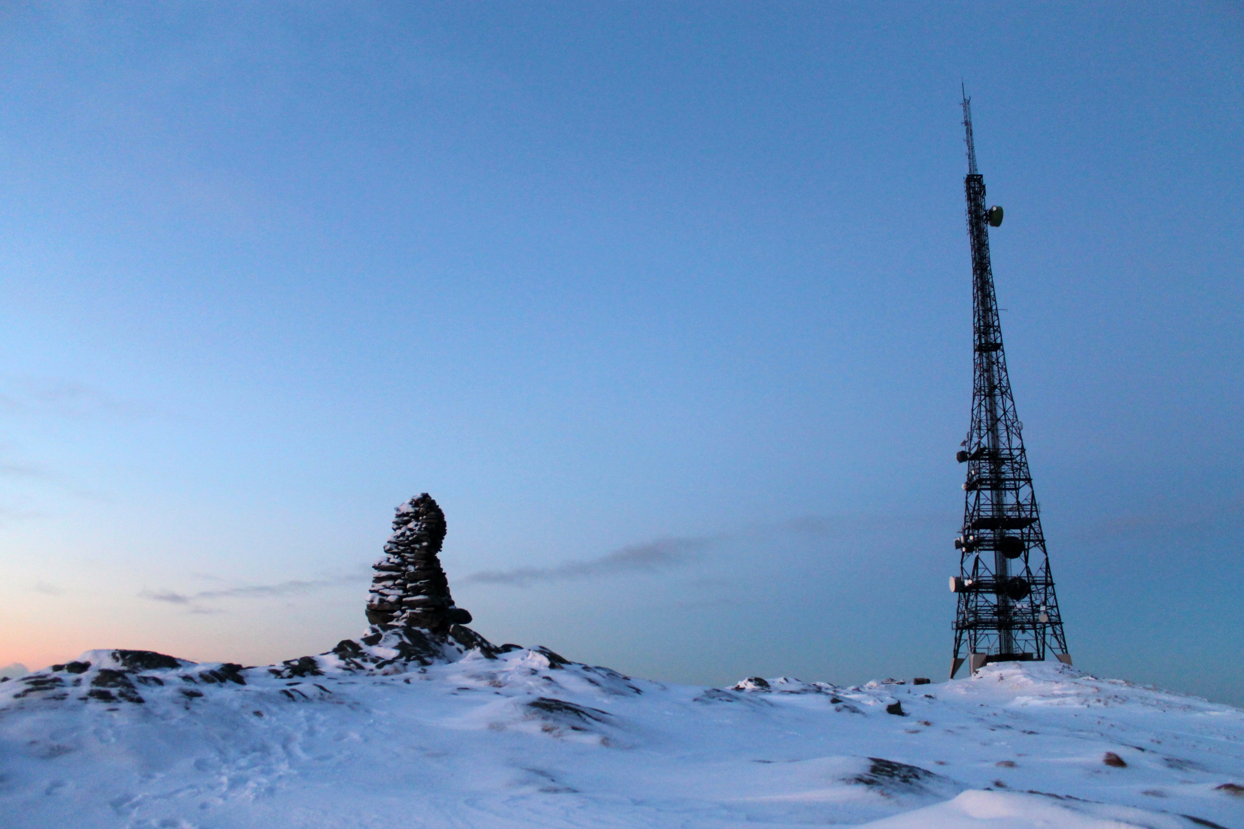 Toppvarden på Rundemanen (568 moh). Her er også reist en mast på 106 m.