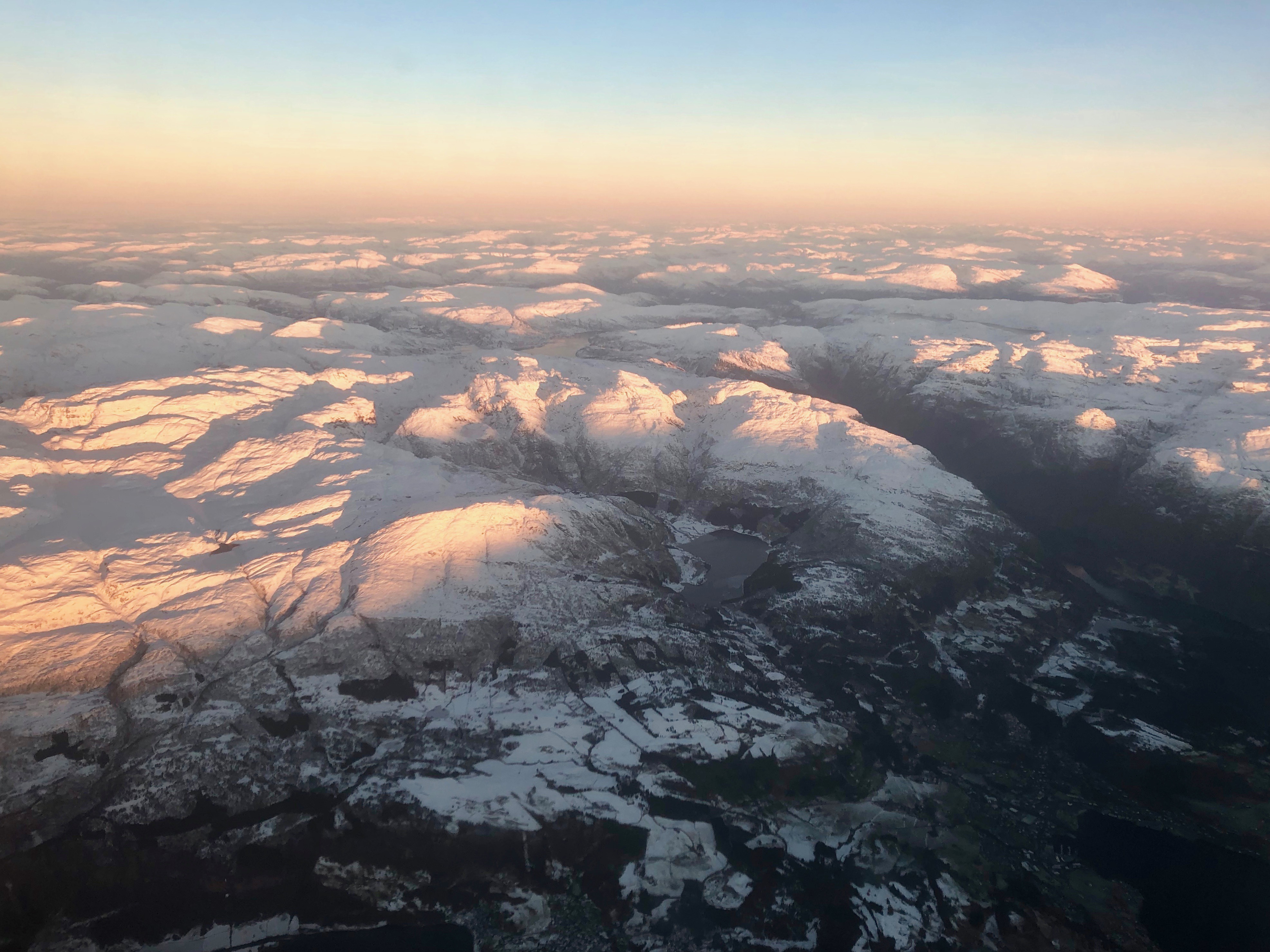 Torefjell (midt i bildet) sett fra luften. Fitjadalsvatnet og Skrott bak.