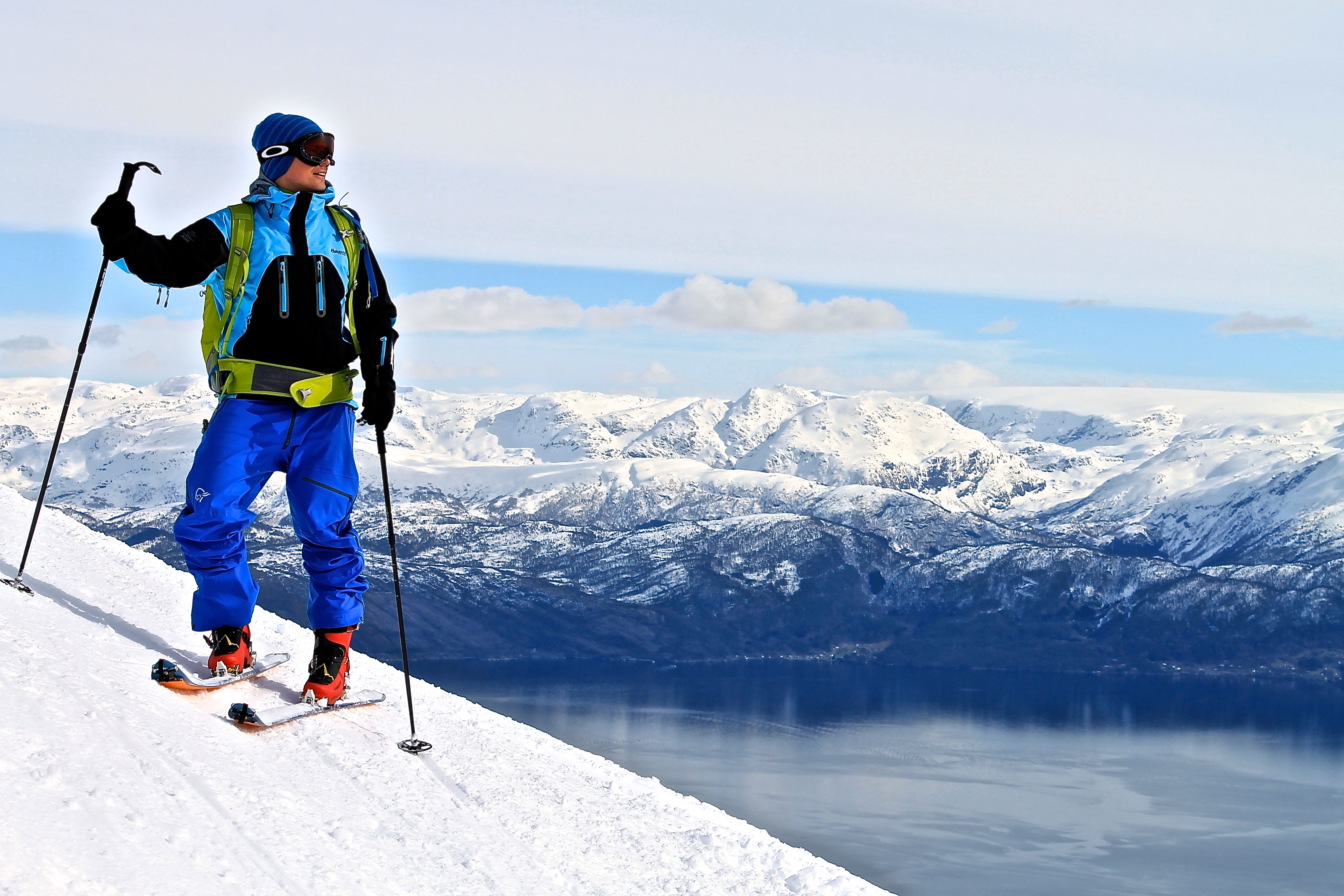 På topptur til Torefjell med utsikt over Hardanger og Folgefonna.