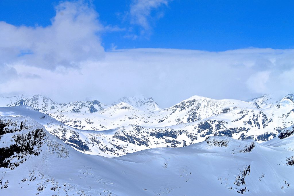 Utsikten fra Uranostinden er formidabel og kjente topper i Jotunheimen, som Kyrkja, ligger på rekke og rad. 