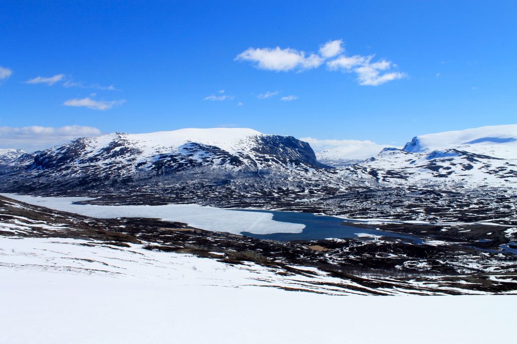 Utsikt ned mot Sjodalen og Bessheim Fjellstue.