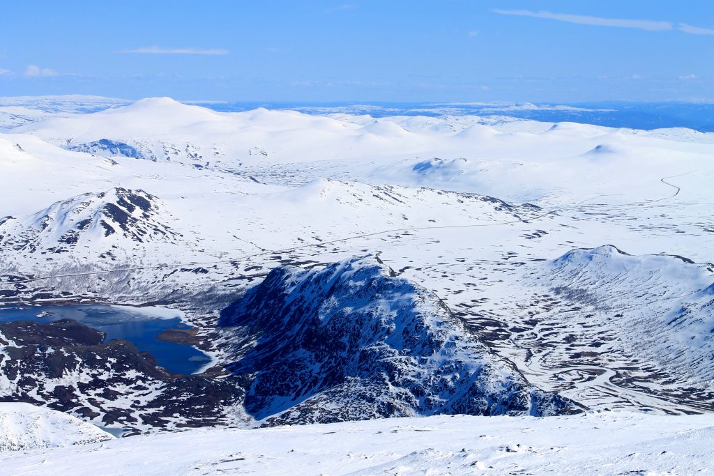 Utsikt ned mot Knutshøe og Valdresflye.