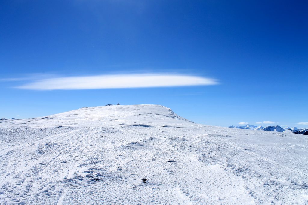 Det flater ut når toppvarden på Besshøe (2.258 moh) kommer til syne.