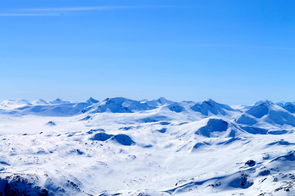 Utsikt vestover mot kjente topper som Falketind, Uranostinden, Mjølkedalstinden og Raudalseggje.