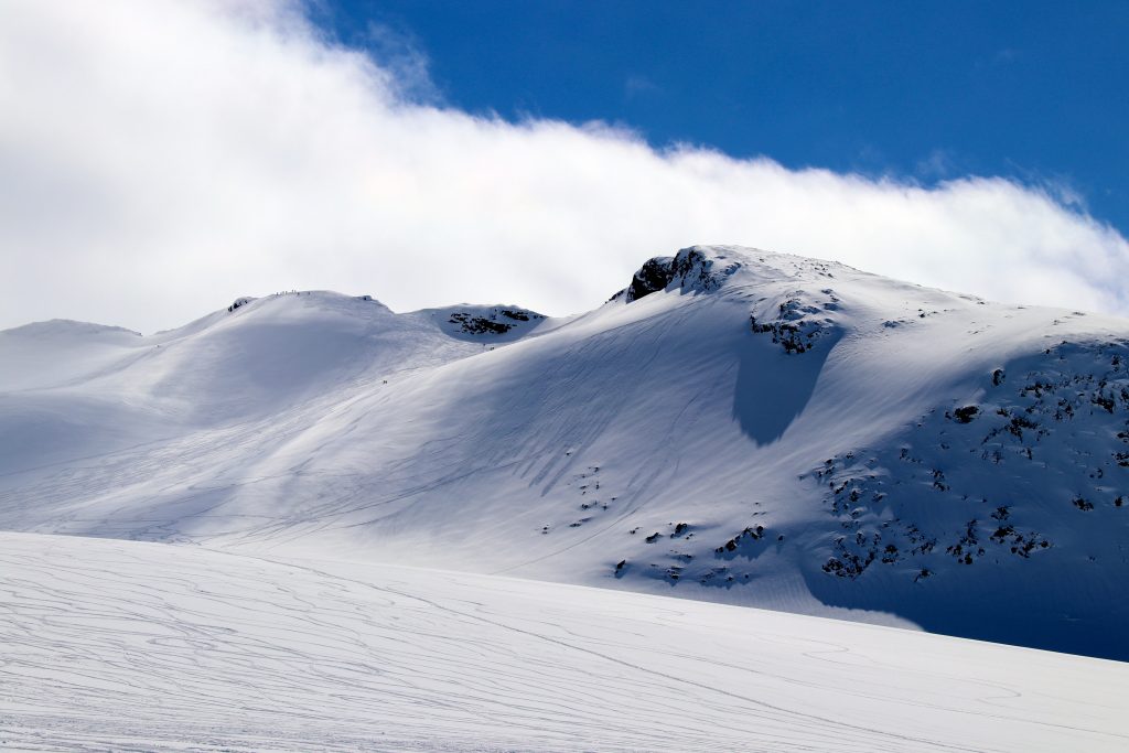 Kalven er en flott topptur på ski vinterstid med flott og variert skikjøring.