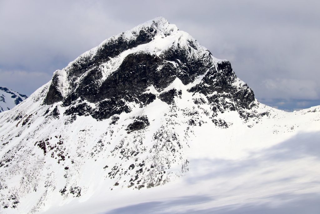 Store Smørstabbitnden (2.208 moh) sett fra Kalven.
