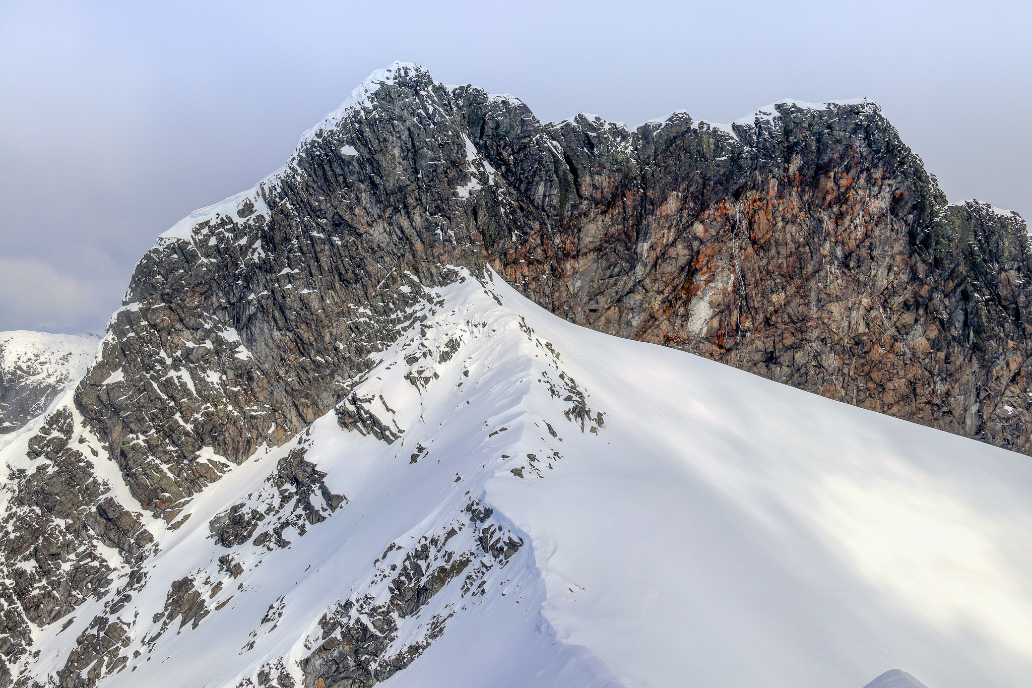Skeies sørvestvendte side med klatreruten opp til toppen sett fra Kalven.