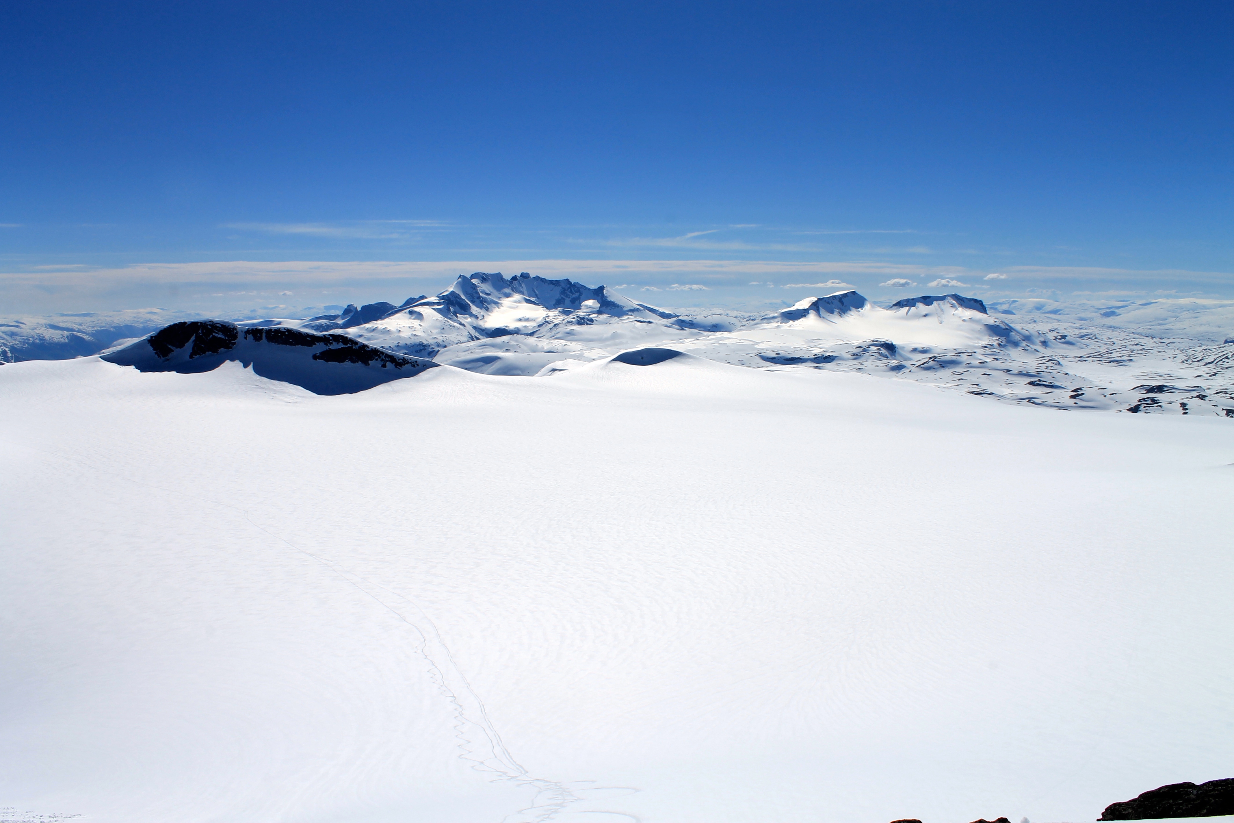 Smørstabbrean er Jotunheimens største bre og et vakkert skue. Her med Hurrungane og Fannaråken i bakgrunnen.