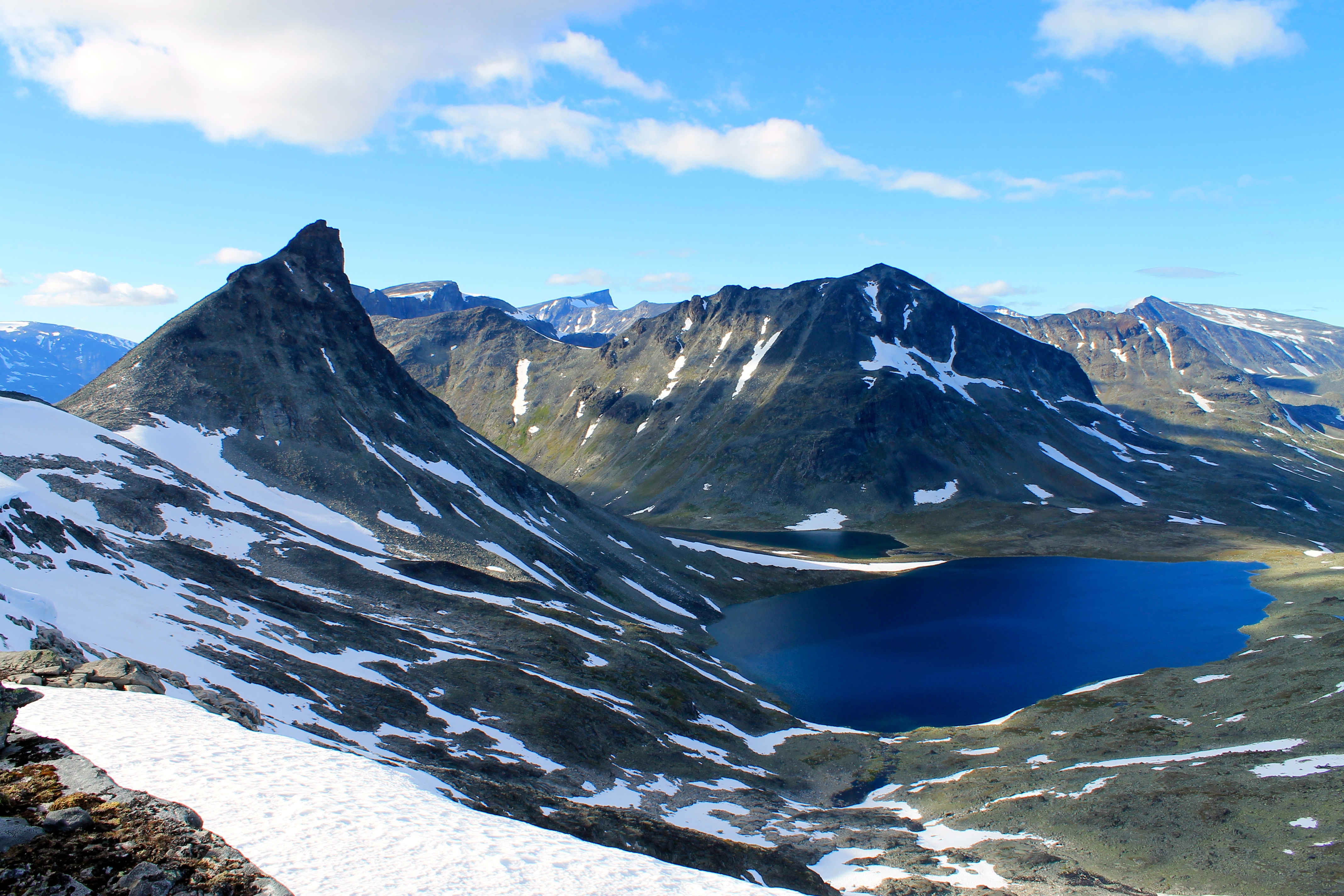 Fra den karakteristiske og luftige toppen Kyrkja har en flott utsikt over store deler av Jotunheimen.