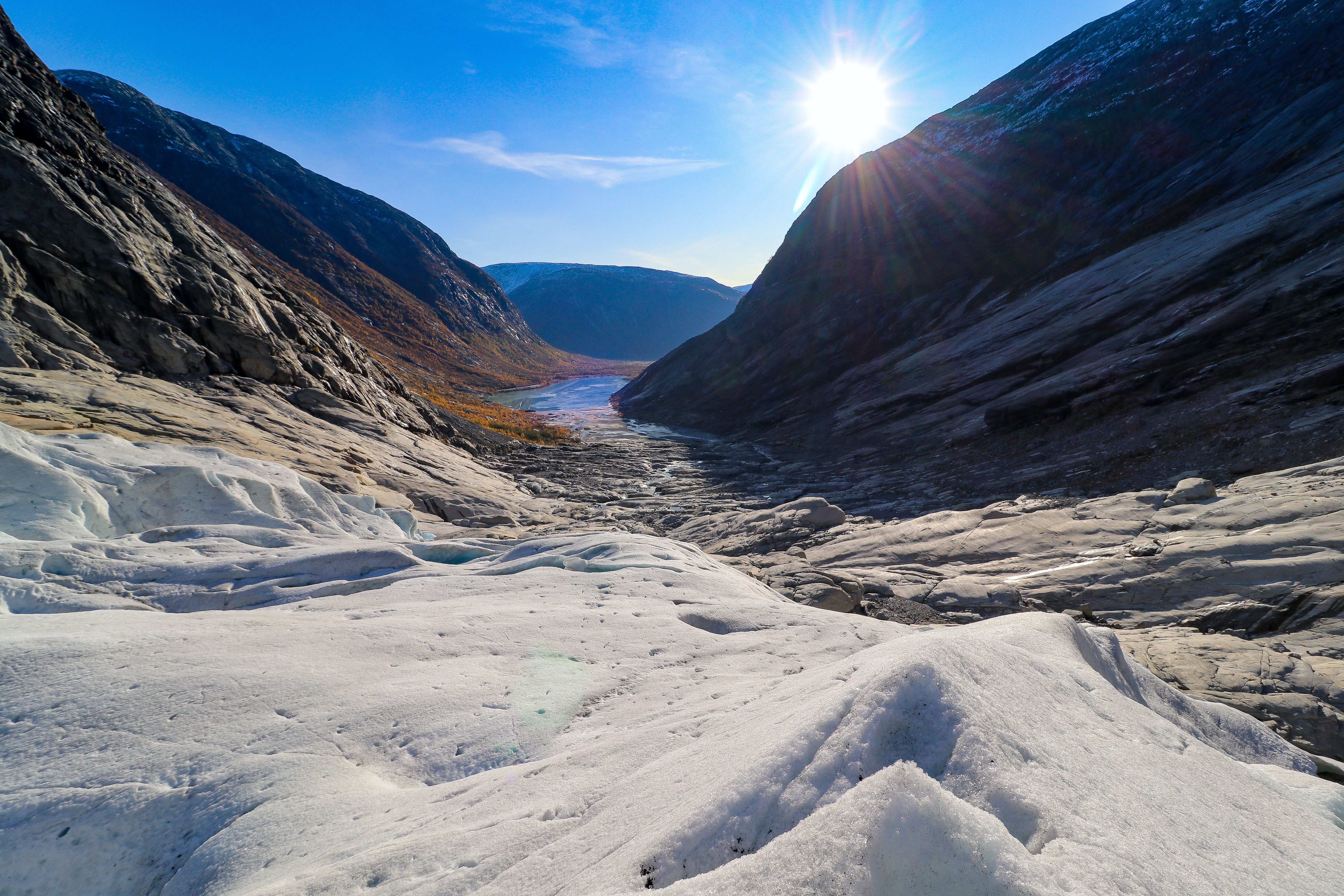 Utsikt fra Nigardsbreen ned mot Nigardsbrevatnet.