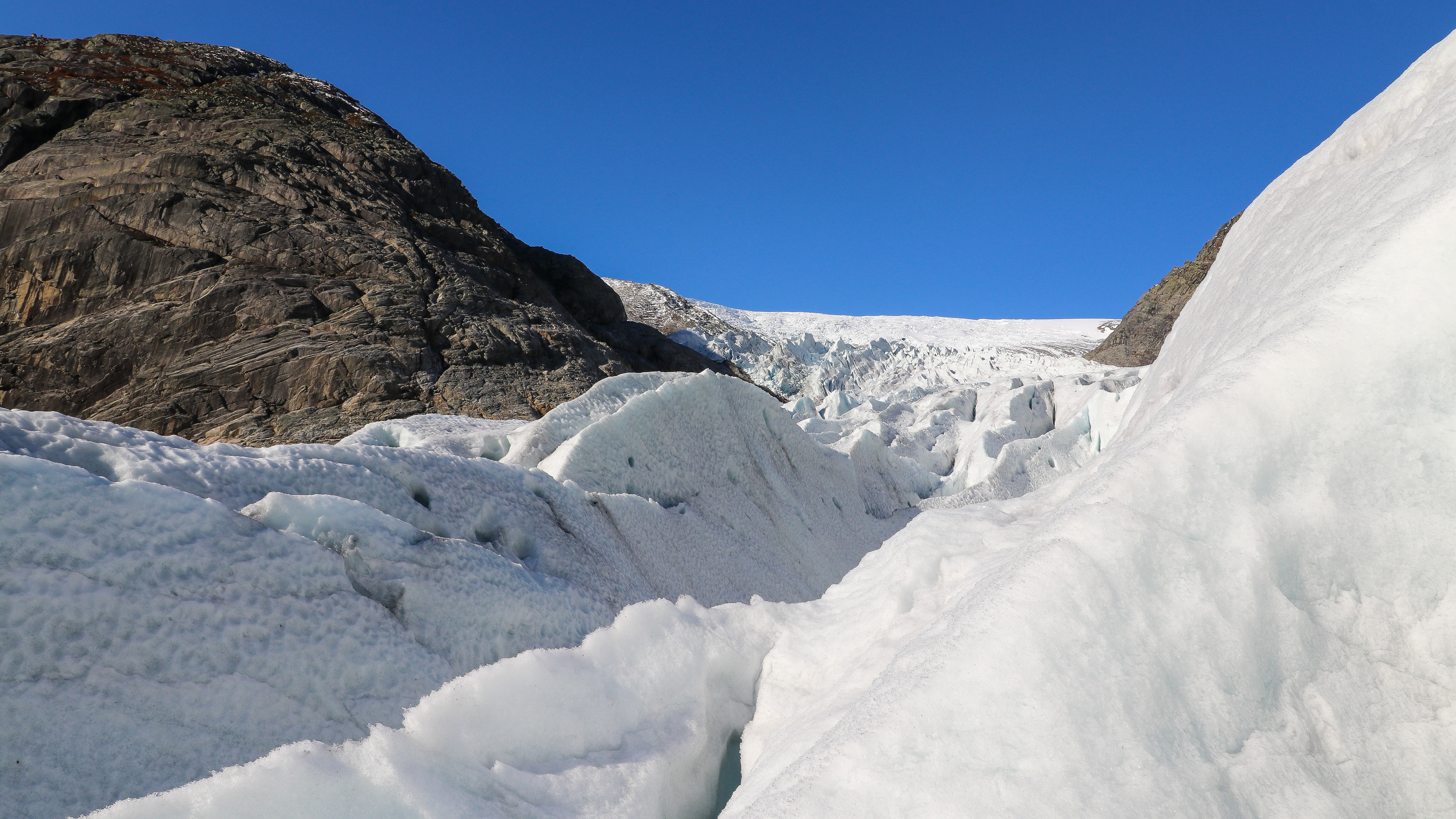 Nigardsbreen har mange flotte isformasjoner og sprekkområder.