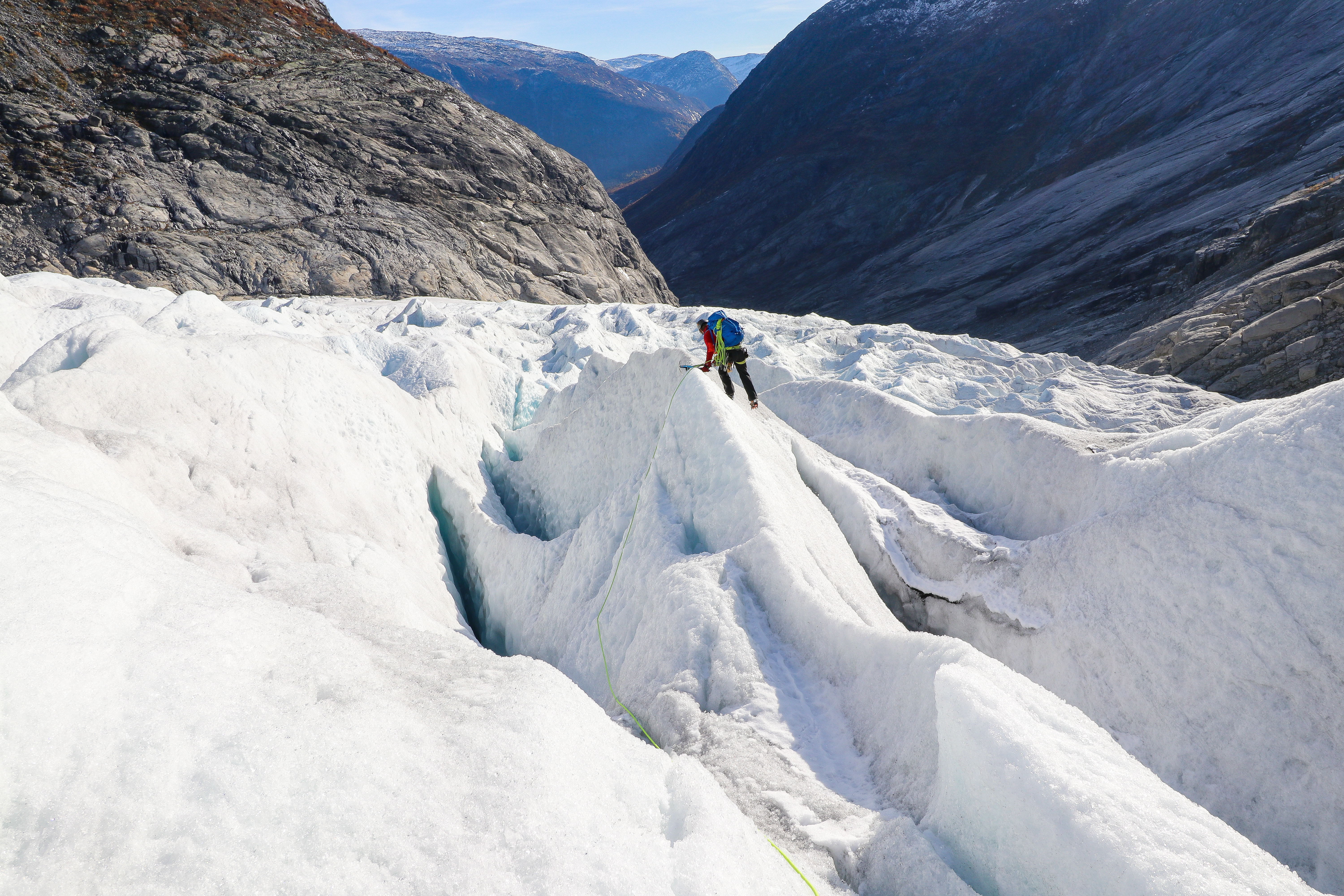Nigardsbreen har mange flotte sprekkformasjoner og mer krevende is som er morsom å leke seg i.