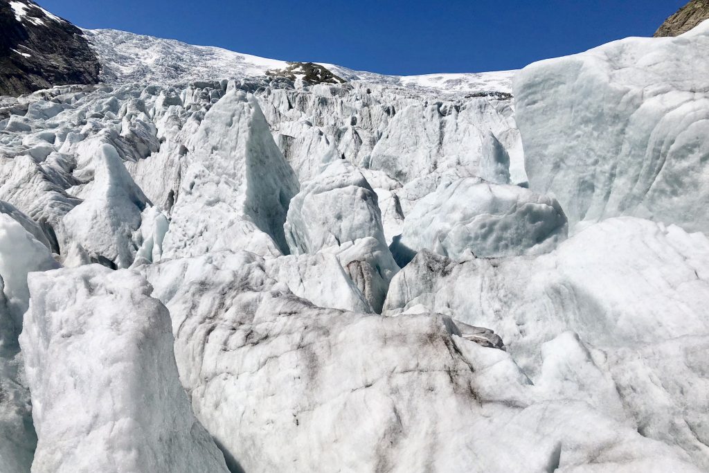 Sprekkområdet i den midtre delen av Nigardsbreen.