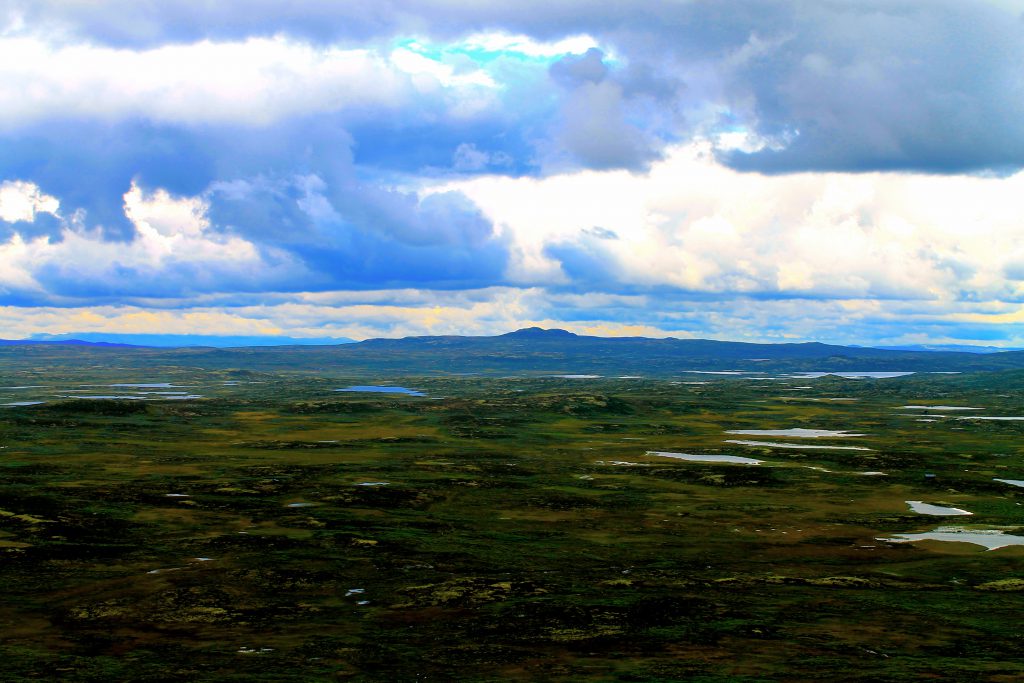 Den østlige delen av Hardangervidda har virkelig langstrakt viddelandskap. Her er utsikt mot Ustetind.