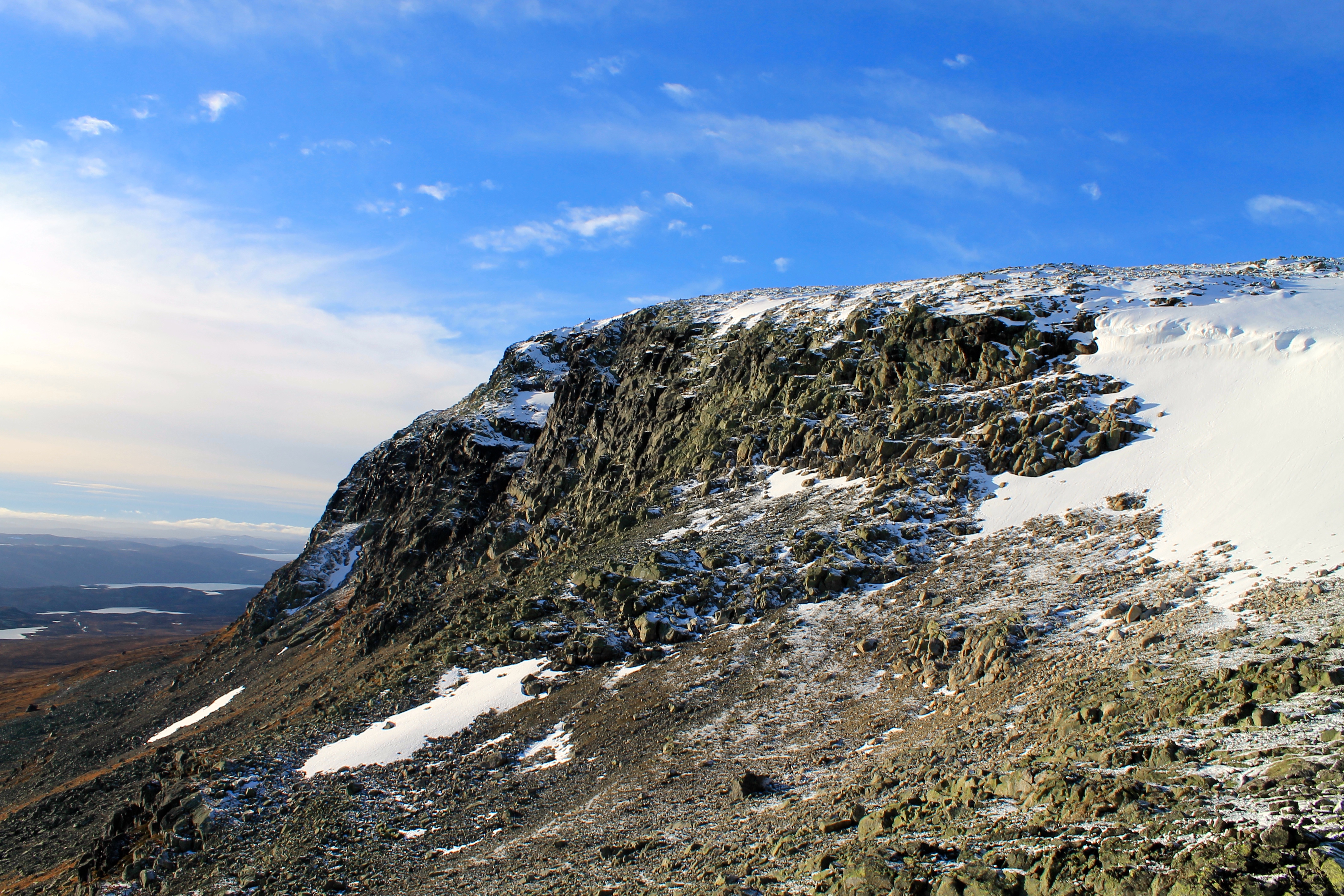 Prestholtskardet og ryggen av Hallingskarvet opp til Prestholtskarvet (1.859 moh).