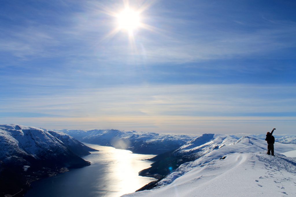Selfie med utsikt fra toppen av Midtfjell i Hardanger.
