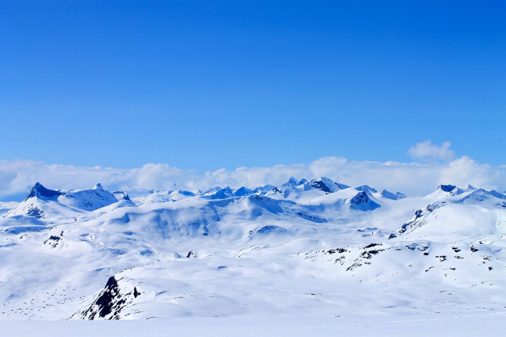 Utsikt mot Langeskavlen, Falketind og Uranostinden.