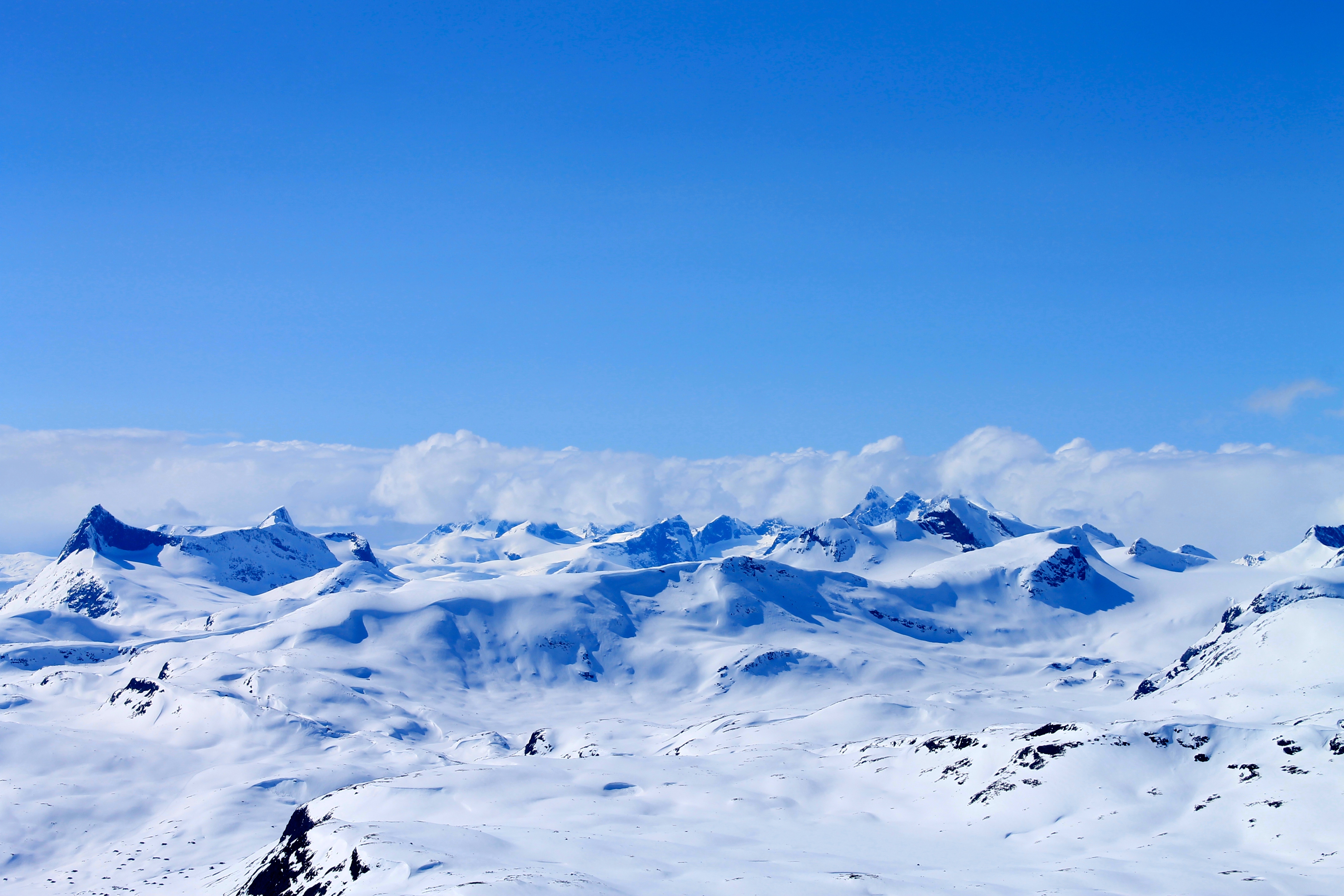 Langeskavlen i Jotunheimen er den lange fjellryggen midt i bildet som leder frem mot Langeskavltind (2.014 moh) til høyre.
