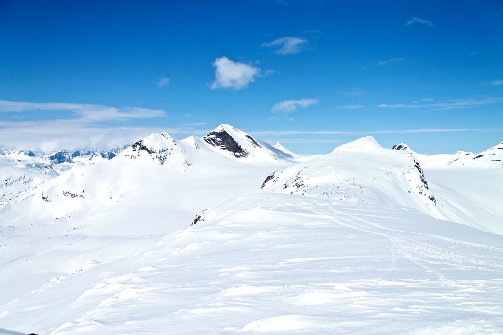 Langs ryggen av Langeskavlen mot Langeskavltinden (2.014 moh).