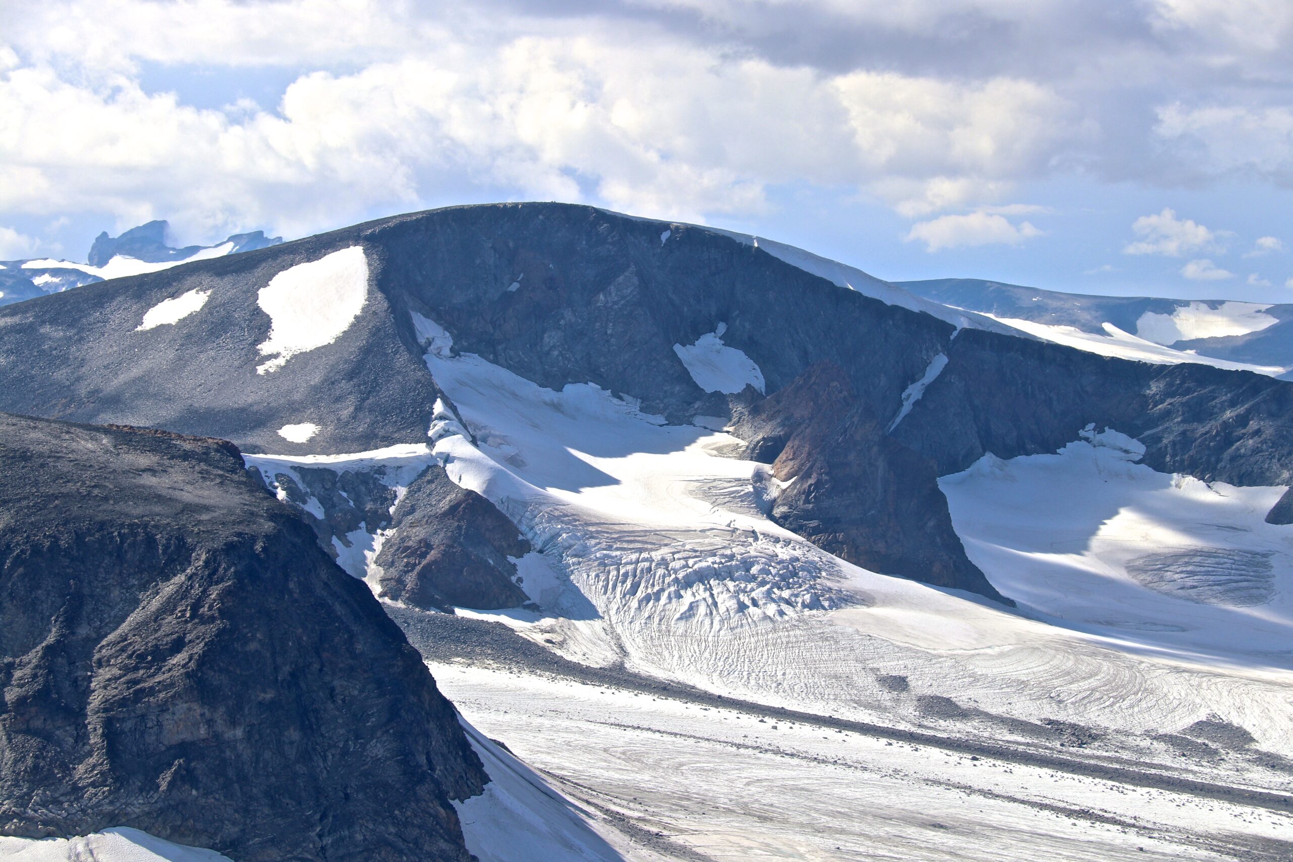 Leirhøe (2.330 moh) sett fra Søre Veotinden.