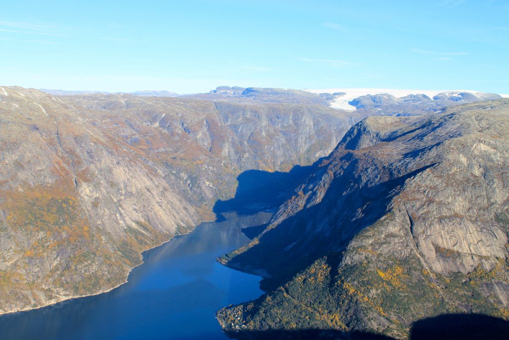 Utsikt mot Simafjorden og Hardangerjøkulen fra Øktarnuten i Eidfjord.
