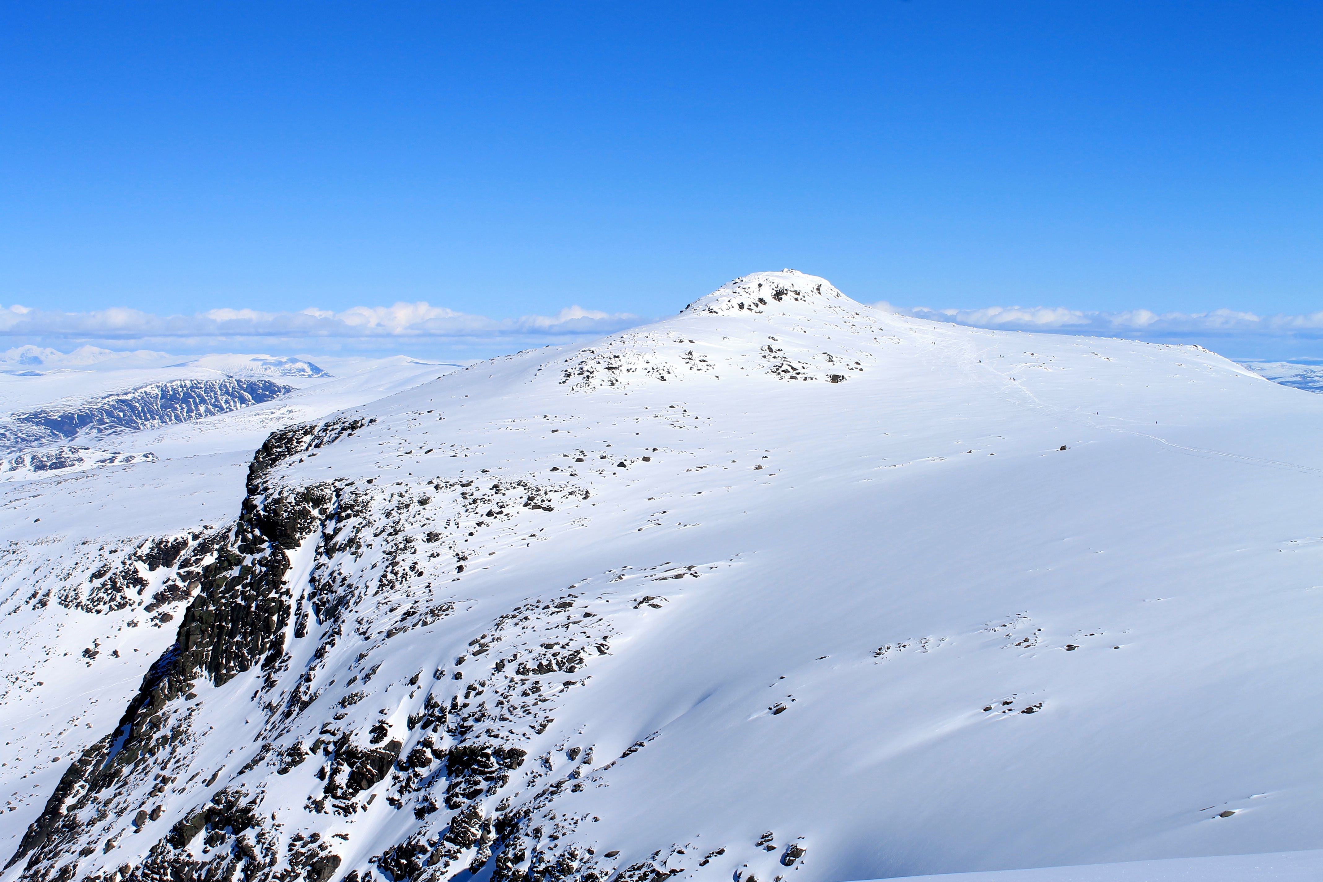 Rasletinden (2.010 moh) er toppturen flest går i Jotuneheimen. En kort og enkel tur fra Valdresflye.